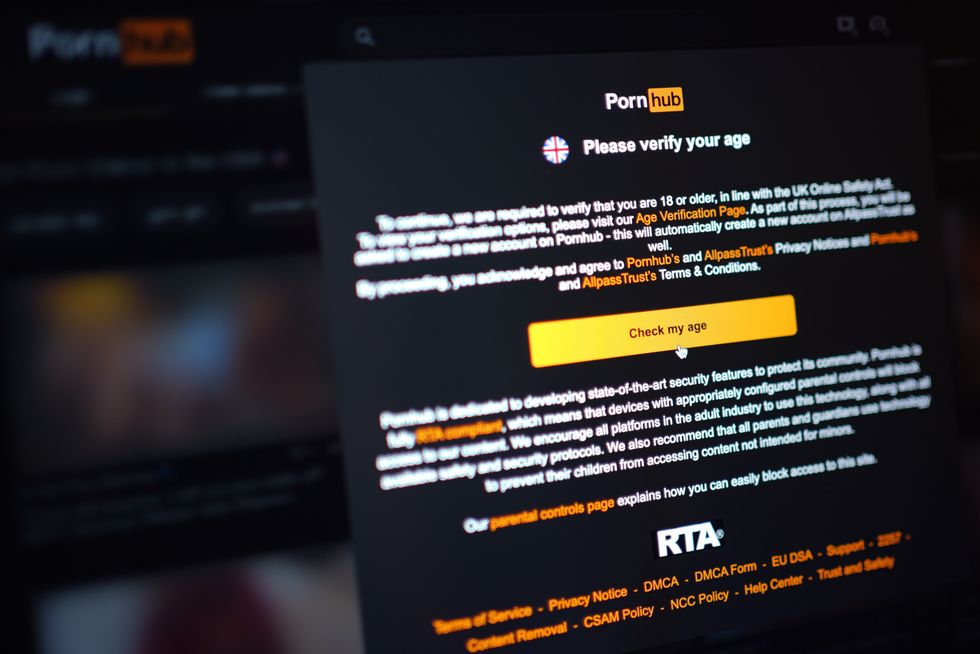 photo of the new age verification screen on PornHub