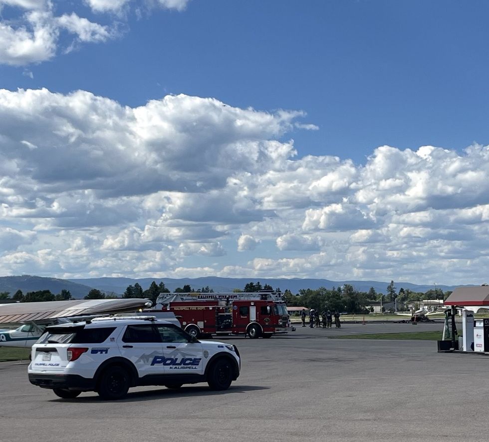 Policejní a hasičský motor na letišti Kalispell City