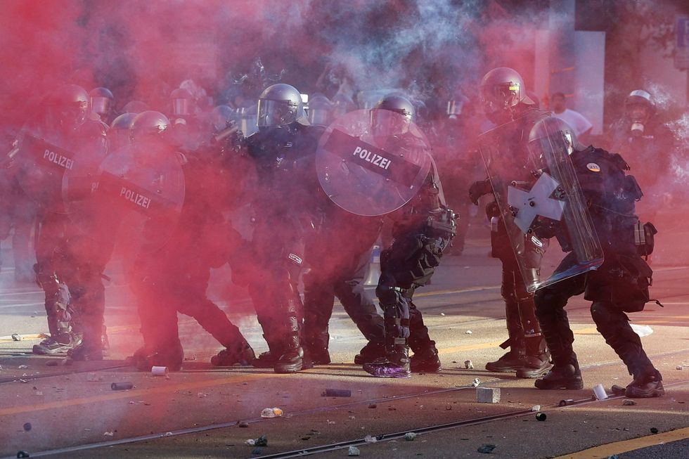 Police battling protesters in Evian