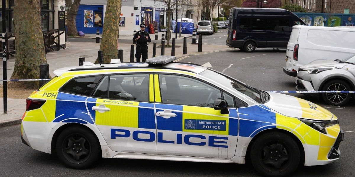 Police launch manhunt for gunman after man shot dead Police launch manhunt for gunman after man shot dead