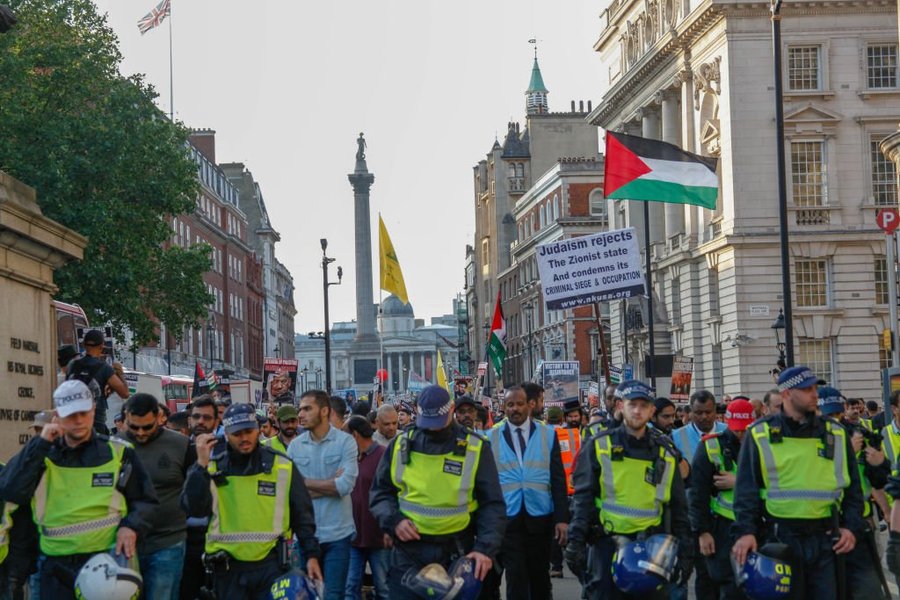 Police hold back Palestinian crowd at the Annual Al-Quds March in London, UK, on 10 June 2018\u200b