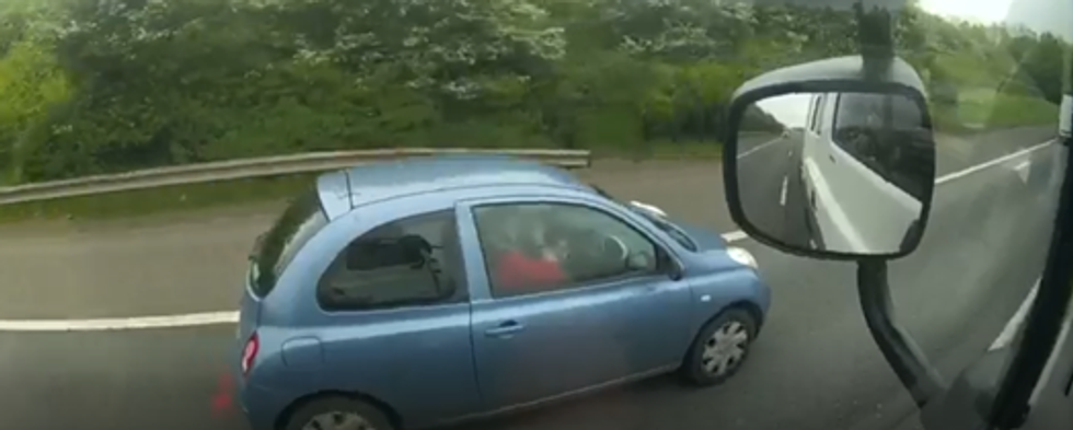 Police officers caught one driver doing their make-up at the wheel \u200b