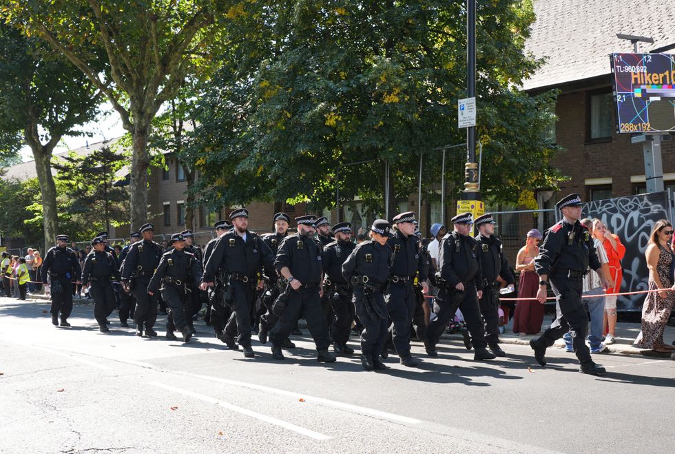 Policisté během přehlídky Den dětí, součástí oslavy karnevalového kopce v západním Londýně