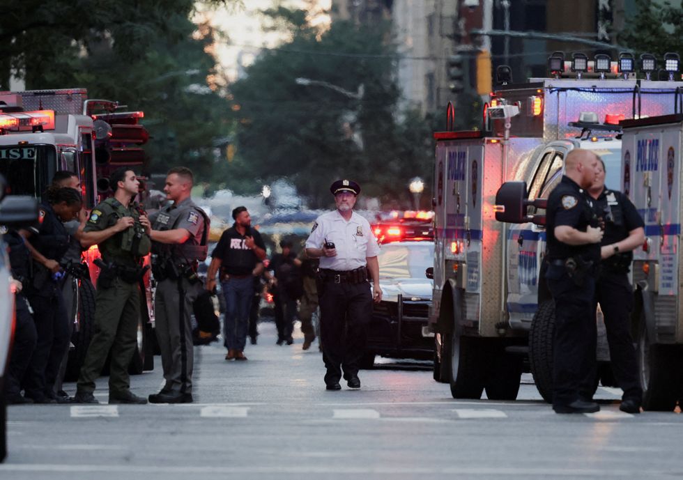 Policejní důstojníci se shromažďují během nahlášené aktivní situace střelců na čtvrti na Manhattanu v New Yorku \ U200b
