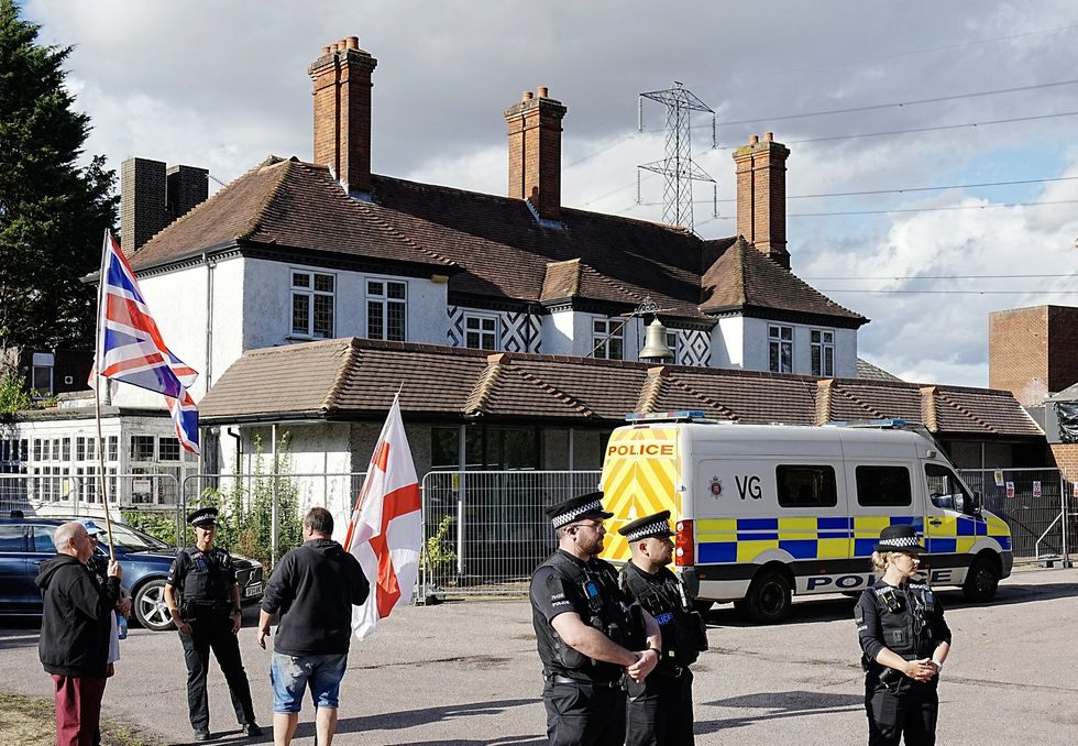 A polícia ficou do lado de fora do Bell Hotel em Epping