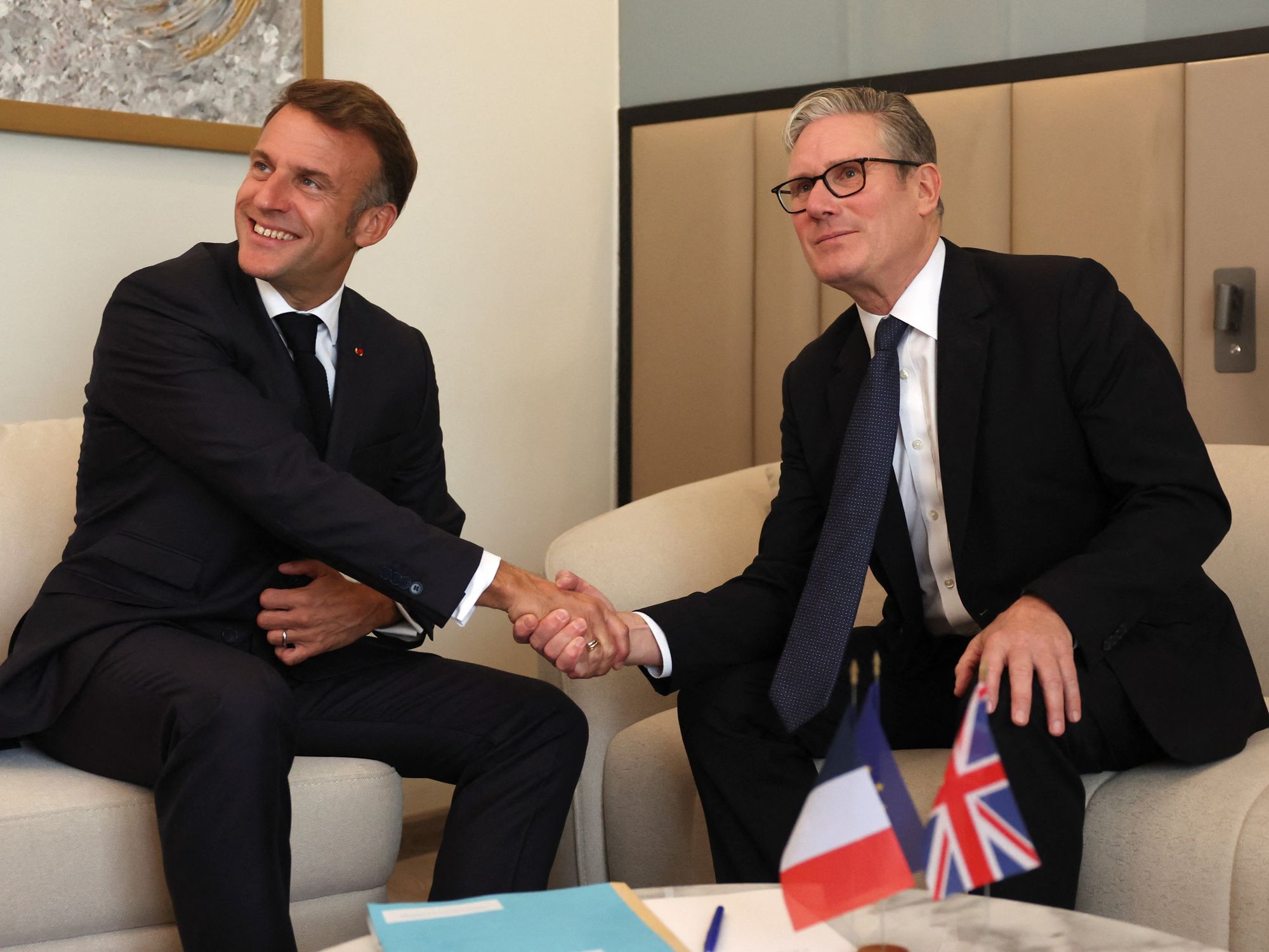 Keir Starmer meets with Emmanuel Macron in Egypt ahead of historic peace deal despite US ambassad...