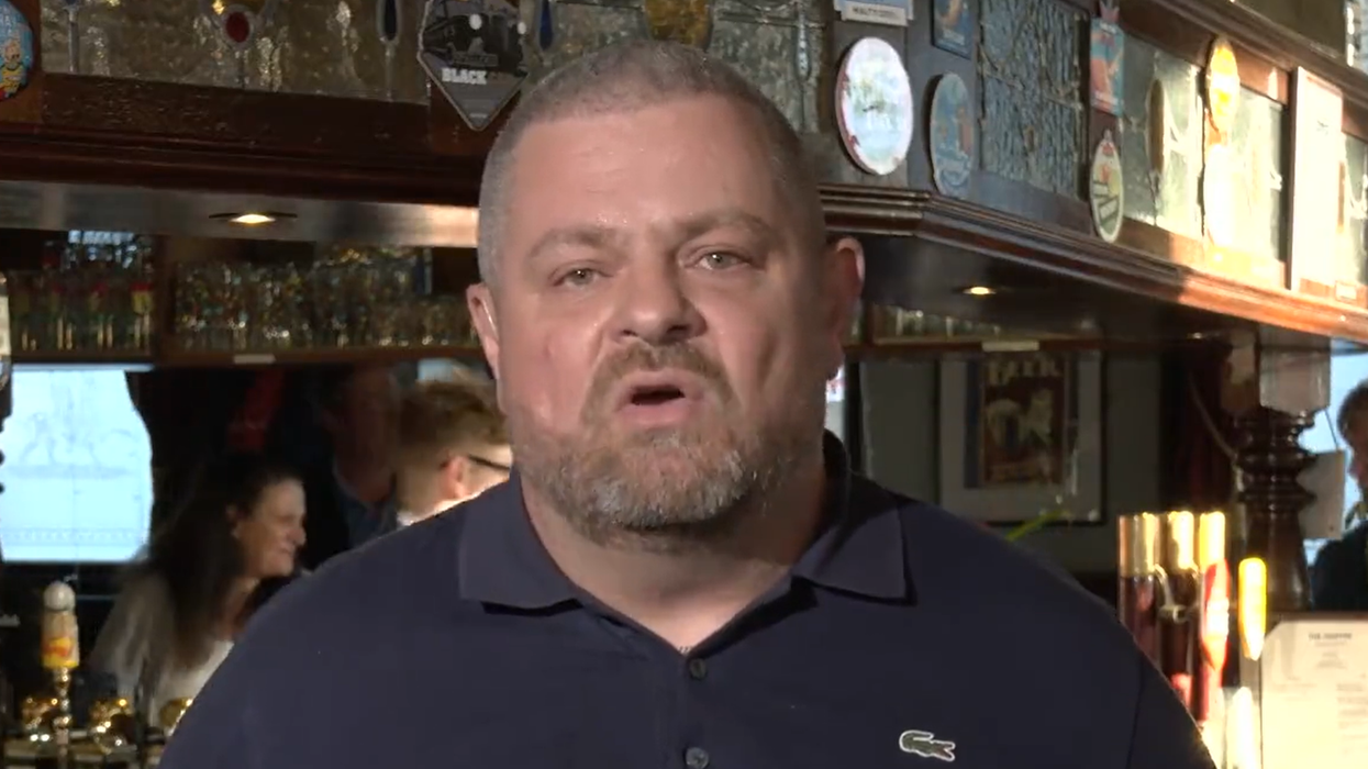 Popular pub landlord gives cashless Britons boost by offering 50p off pints