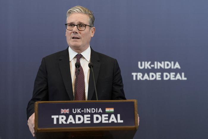 Thủ tướng Keir Starmer phát biểu với giới truyền thông trong một cuộc họp báo