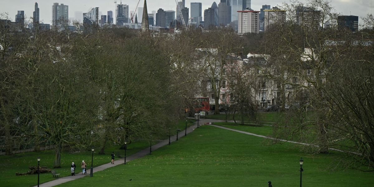 Police launch murder probe after man stabbed at popular London beauty spot Police launch murder probe after man stabbed at popular London beauty spot