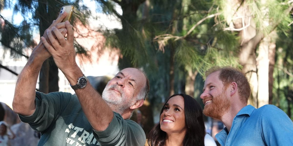 Prince Harry and Meghan Markle pose for selfies with public during ‘surreal’ walking tour Prince Harry and Meghan Markle pose for selfies with public during ‘surreal’ walking tour