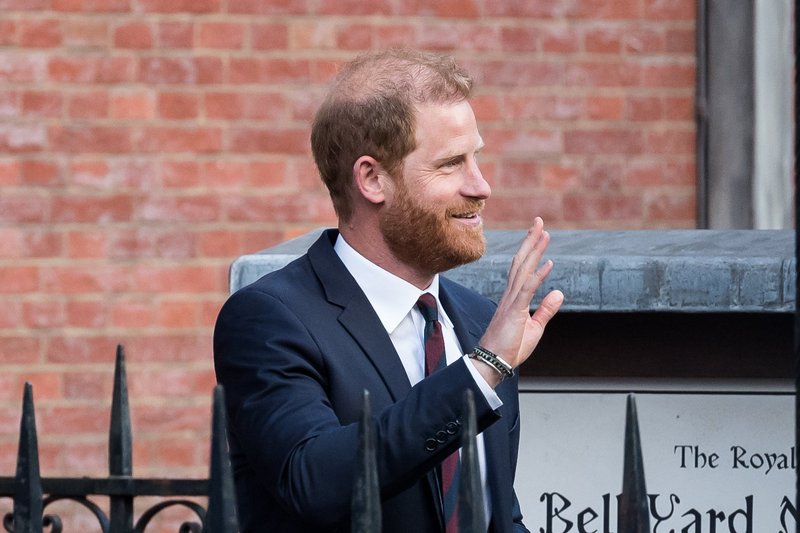 Prince Harry returns to UK as Duke of SusSєx's court case set to begin