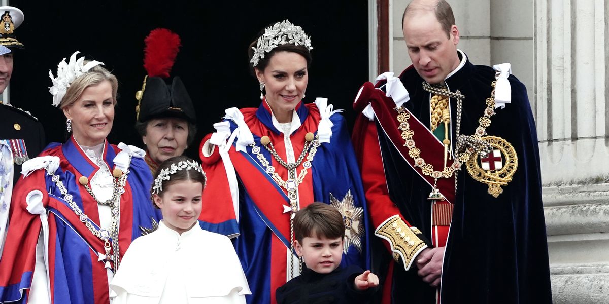 Czytający z ruchu warg lokalizuje, co książę William powiedział swojemu synowi, gdy król wyciągał twarze na balkon