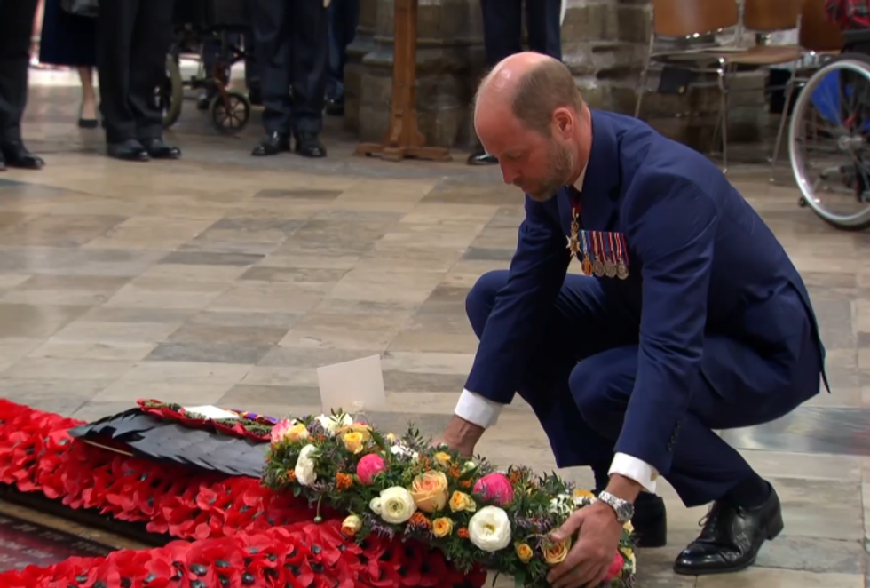 Prince Williams lays down wreath