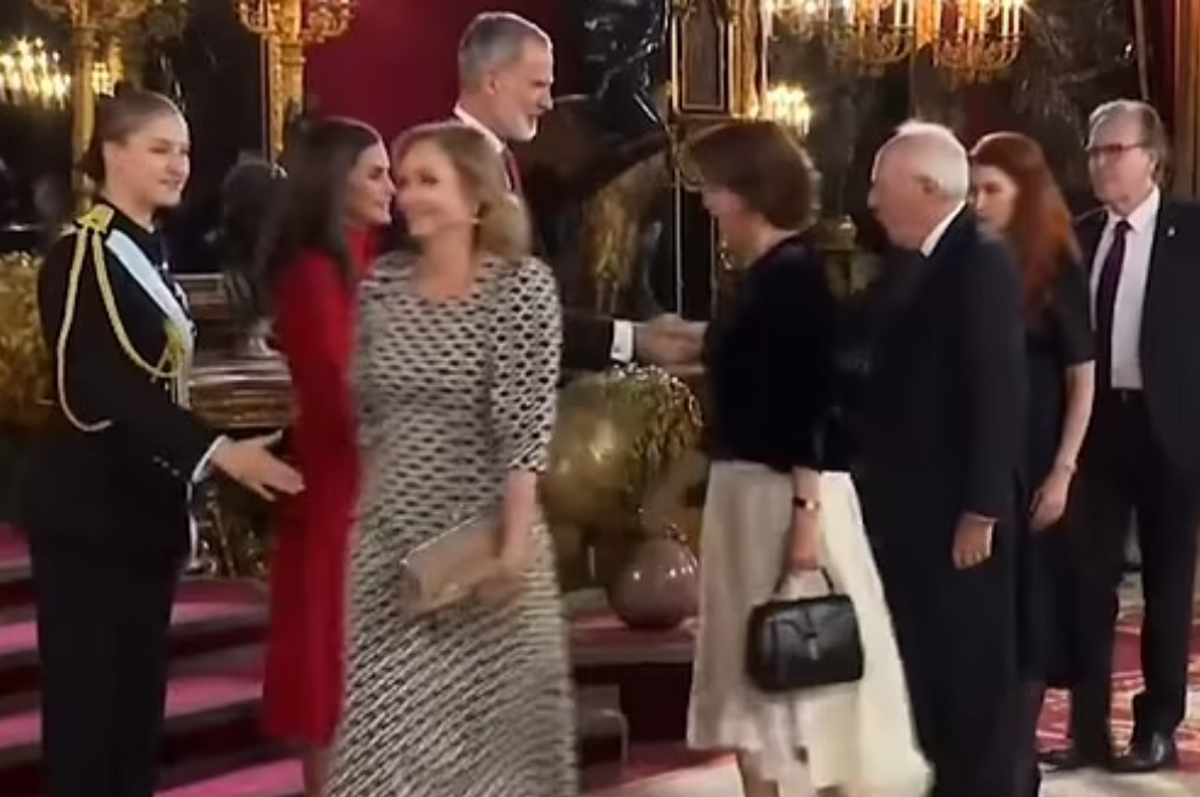Princess Leonor reaching out to shake one women's hand.