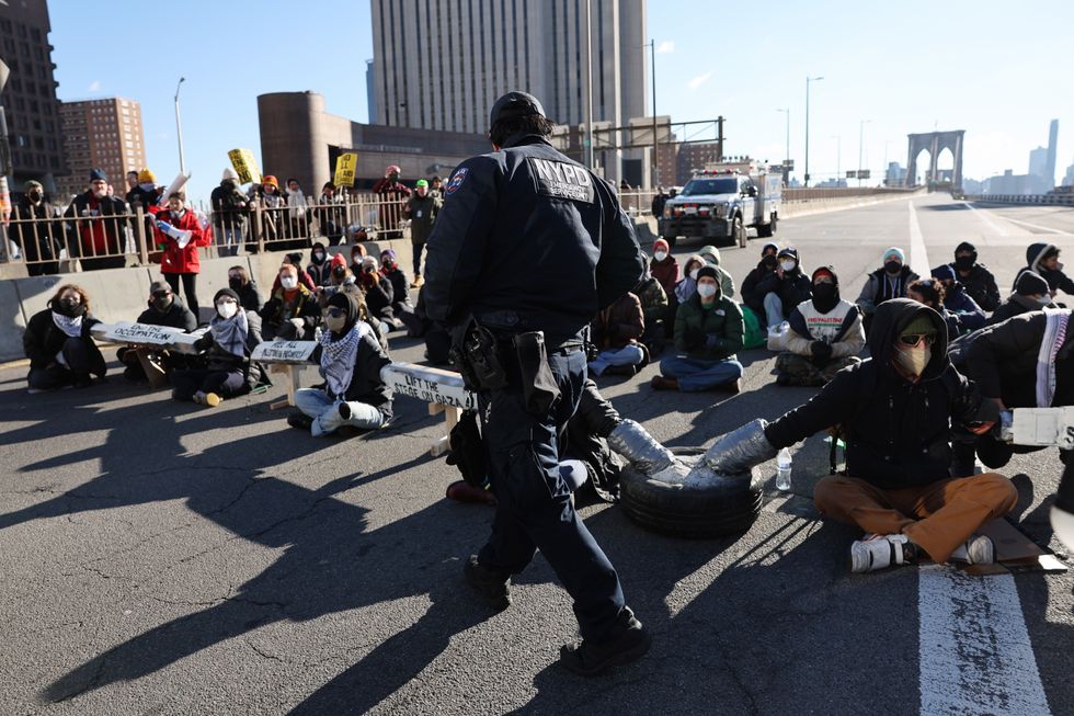 Pro-Palestinian demonstrators close down the Brooklyn Bridge