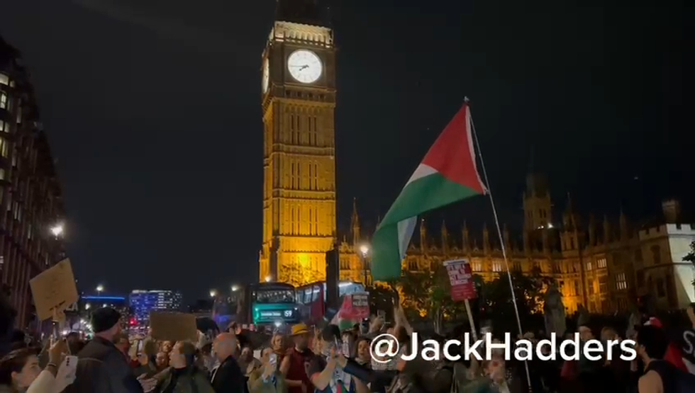 Pro-Palestinští protestující se shromáždili v Whitehall