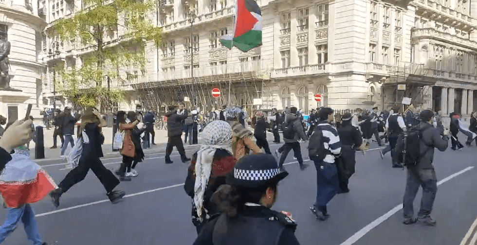 Os manifestantes estão apresentando acusações contra o Ministério da Defesa