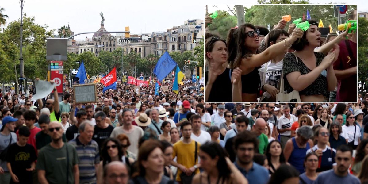 NextImg:'GO HOME!' - Anti-tourism protesters use water pistols to drench restaurant-goers in Barcelona