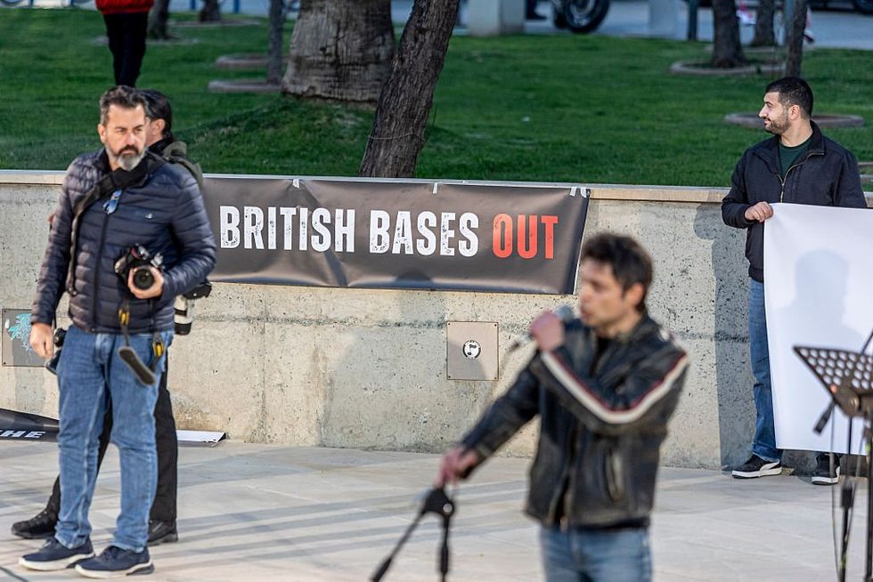 Houve manifestações contra a base da RAF