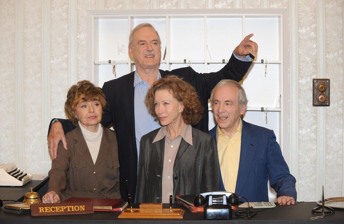 Prunella Scales (trái) cùng với huyền thoại của Fawlty Towers là John Cleese (thứ hai từ trái sang)