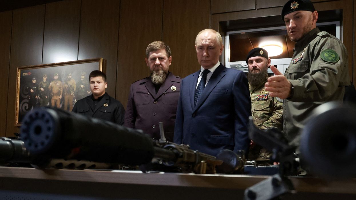Putin inspects gun with Ramzan Kadyrov
