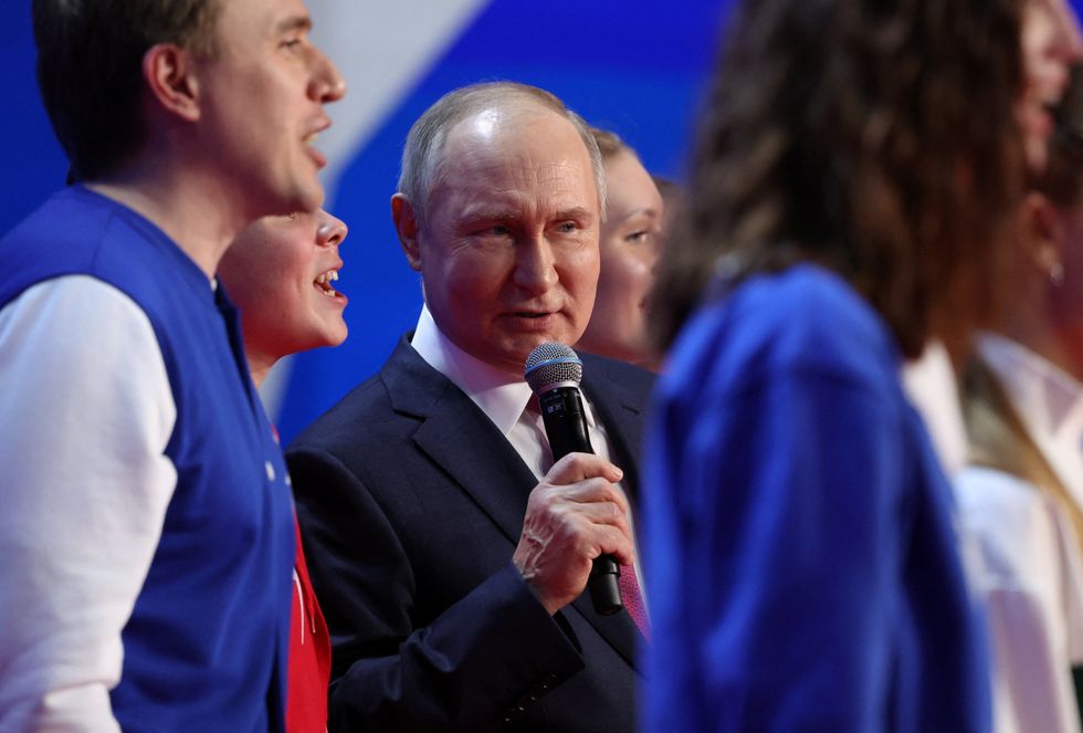 Putin singing with the school children