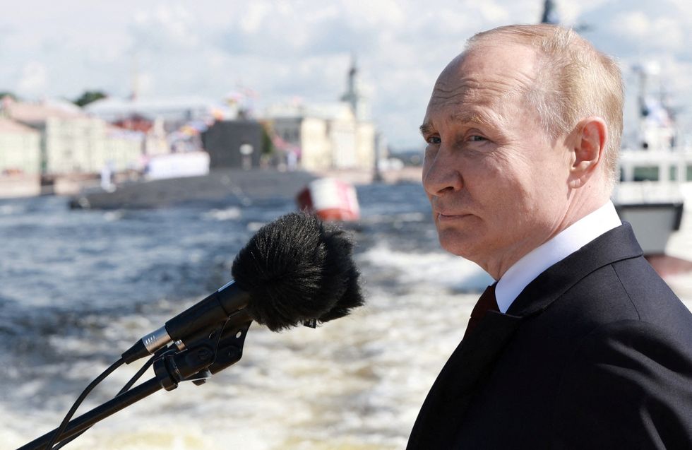 Putin speaks at Navy Day parade