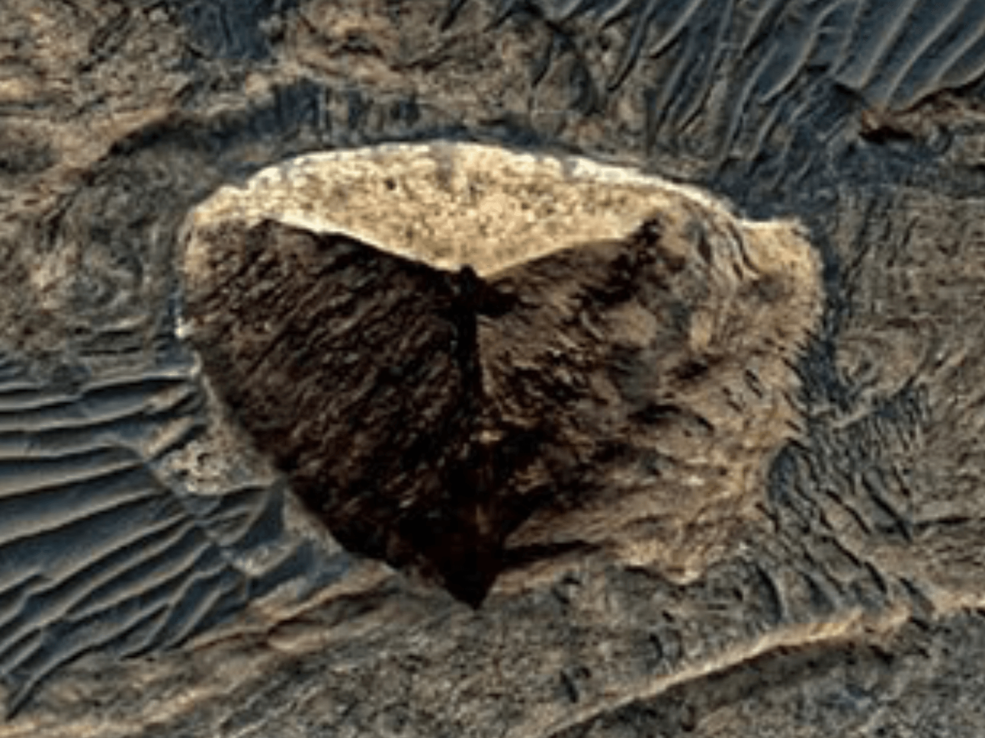 Pyramid detected on Mars