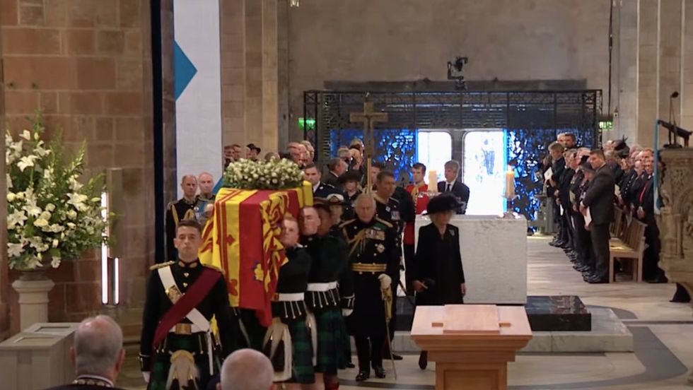 Queen Elizabeth II's coffin arriving at St Giles\u2019 Cathedral