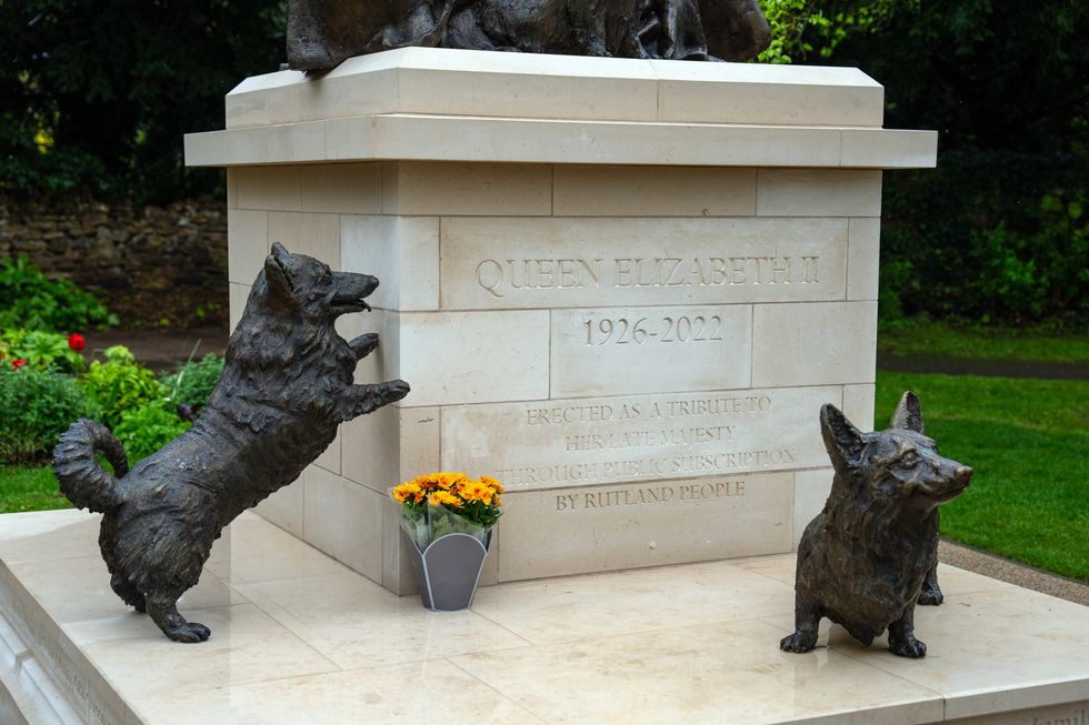 Queen Elizabeth II statue