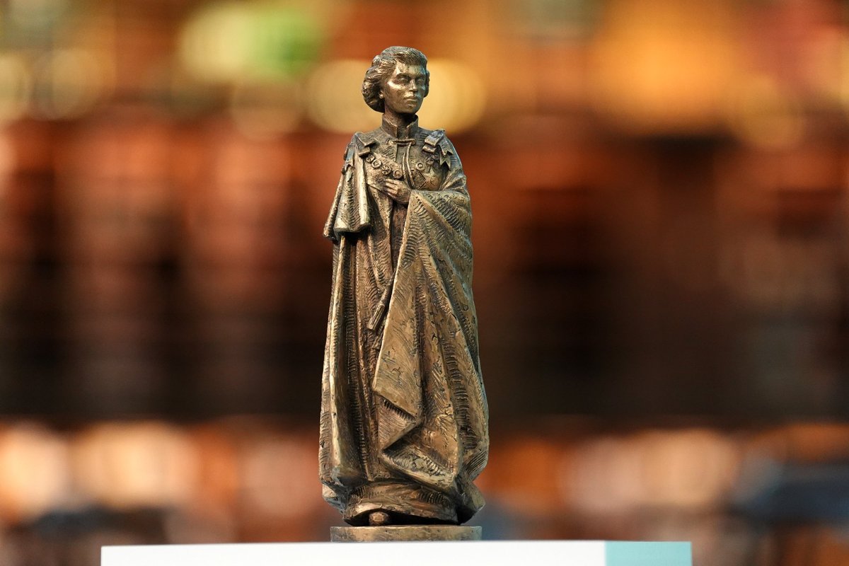 Queen Elizabeth II statue