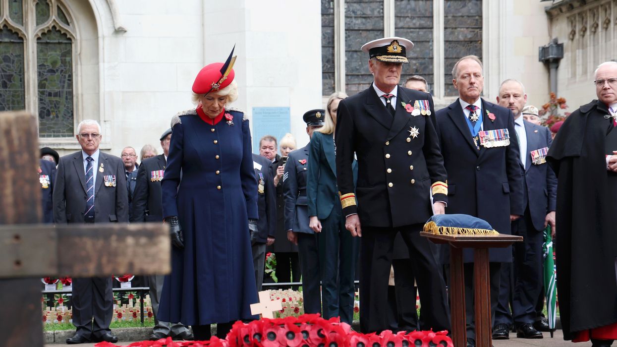 Queen pays tribute to war dead ahead of Remembrance Day