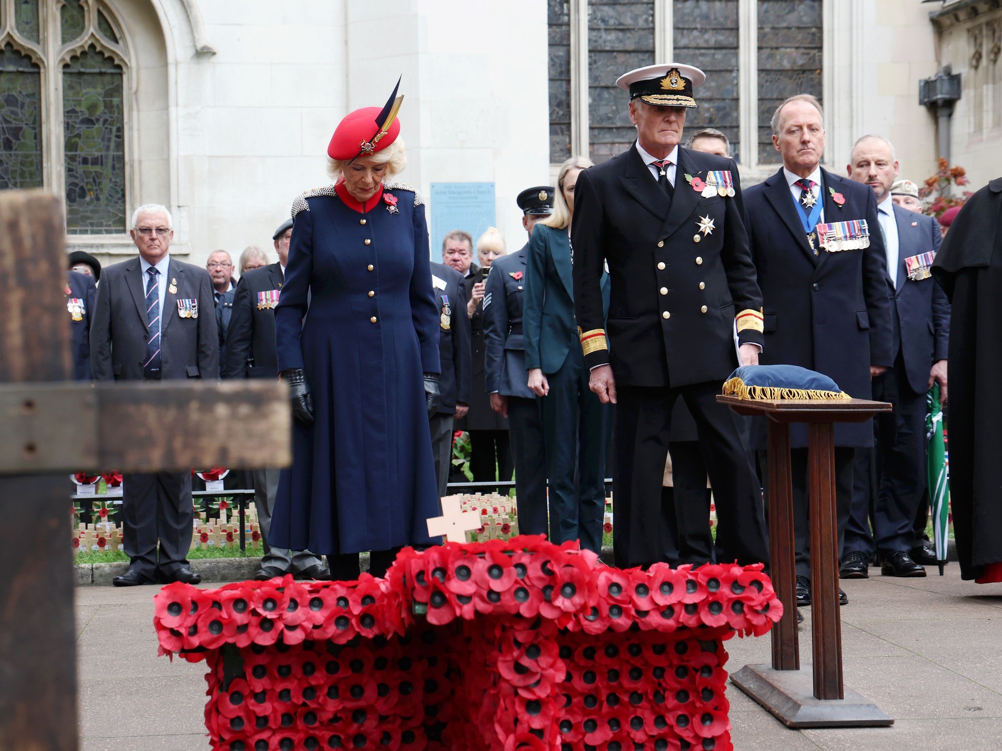Queen pays tribute to war dead ahead of Remembrance Day