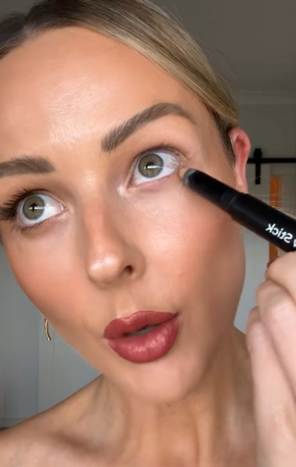 Rachel De Oliveria using cream eyeshadow stick