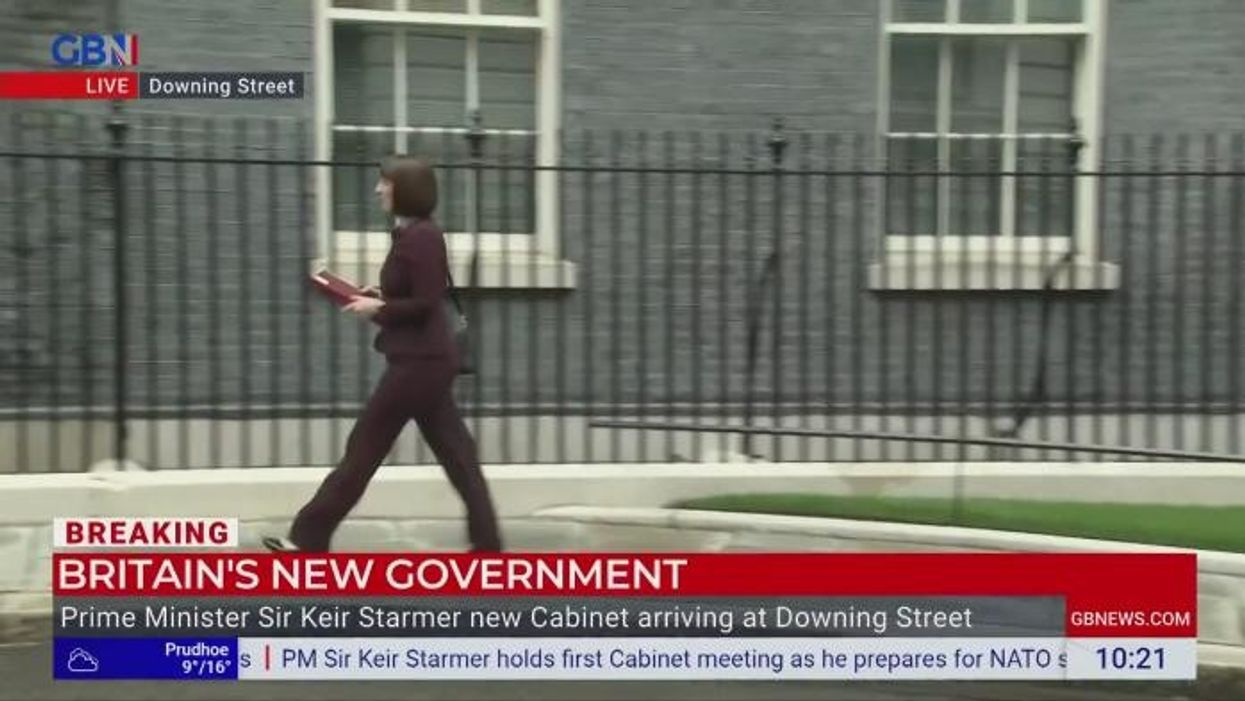 'She can't get in!' Awkward moment Rachel Reeves left waiting outside 11 Downing Street