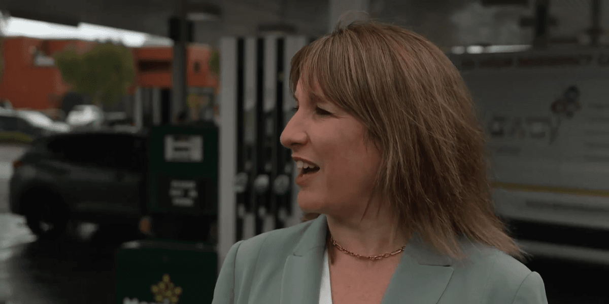 Moment Rachel Reeves is interrupted by heckler shouting Labour is ‘running country into the ground’ Moment Rachel Reeves is interrupted by heckler shouting Labour is ‘running country into the ground’
