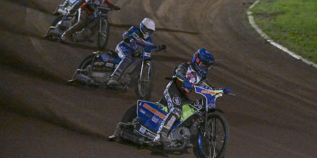 Fans left injured after bike flies into crowd during horror speedway crash in Glasgow Fans left injured after bike flies into crowd during horror speedway crash in Glasgow