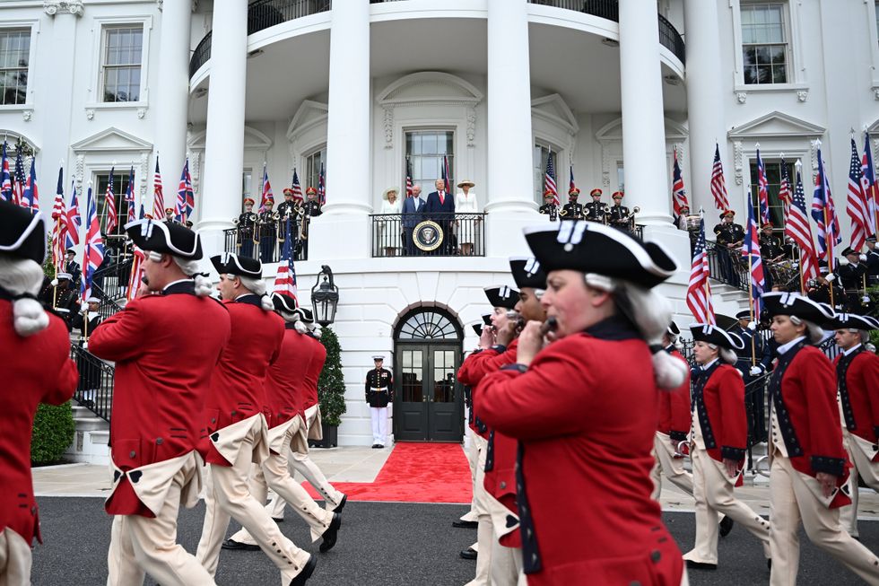 Redcoats marching outside White House