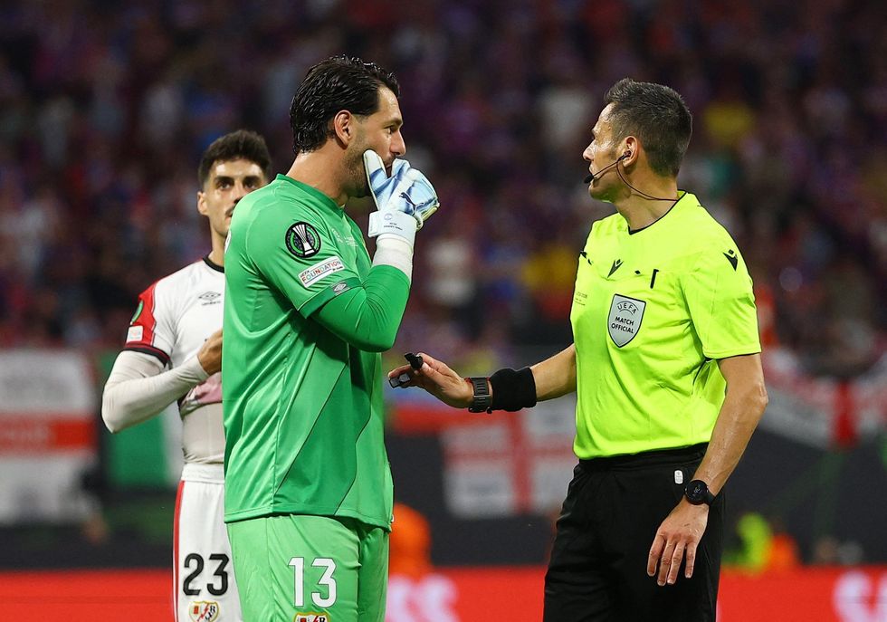 O árbitro Maurizio Mariani tentou reiniciar o jogo, mas o goleiro do Rayo recusou