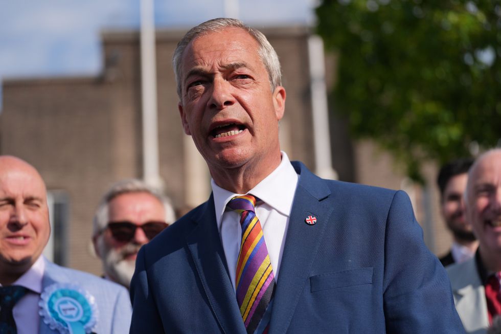 O líder reformista do Reino Unido, Nigel Farage, ainda está à frente de Andy Burnham, do Partido Trabalhista, nas pesquisas.