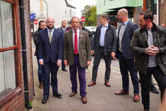 Lãnh đạo đảng Cải cách Vương quốc Anh Nigel Farage đã trở lại chiến dịch tranh cử sau khi ra hầu tòa ngày hôm qua
