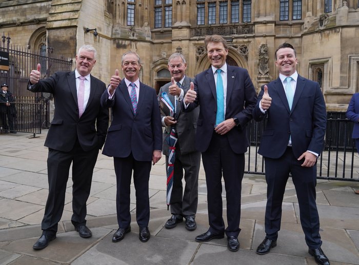 Nghị sĩ đảng Cải cách Anh (Reform UK), Lee Anderson, lãnh đạo đảng Cải cách Anh (Reform UK), Nigel Farage, nghị sĩ đảng Cải cách Anh (Reform UK), Rupert Lowe, chủ tịch đảng Cải cách Anh (Reform UK), Richard Tice, và nghị sĩ đảng Cải cách Anh (Reform UK), James McMurdock, đến Hạ viện ở Westminster.