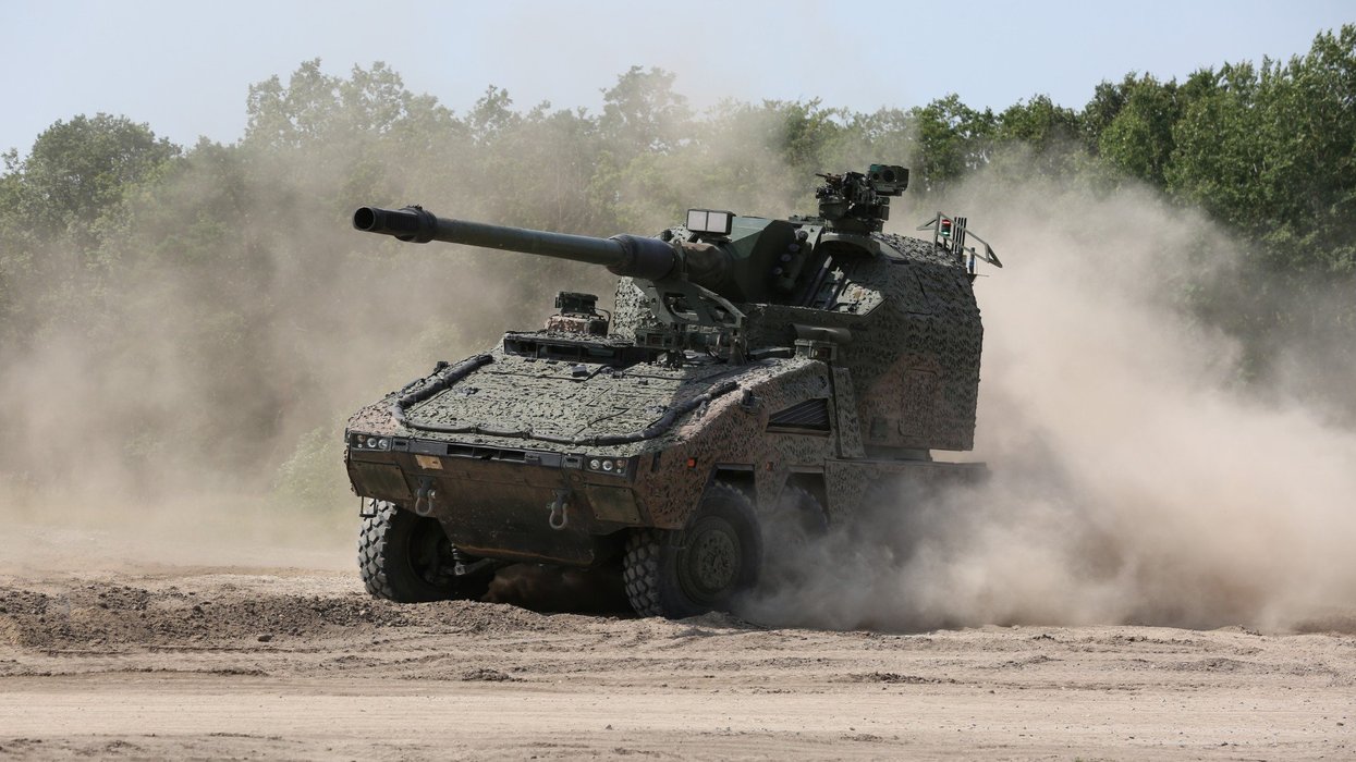 Remote controlled howitzer