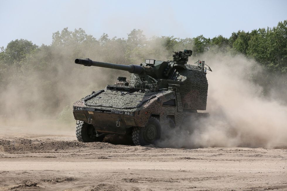 Remote controlled howitzer