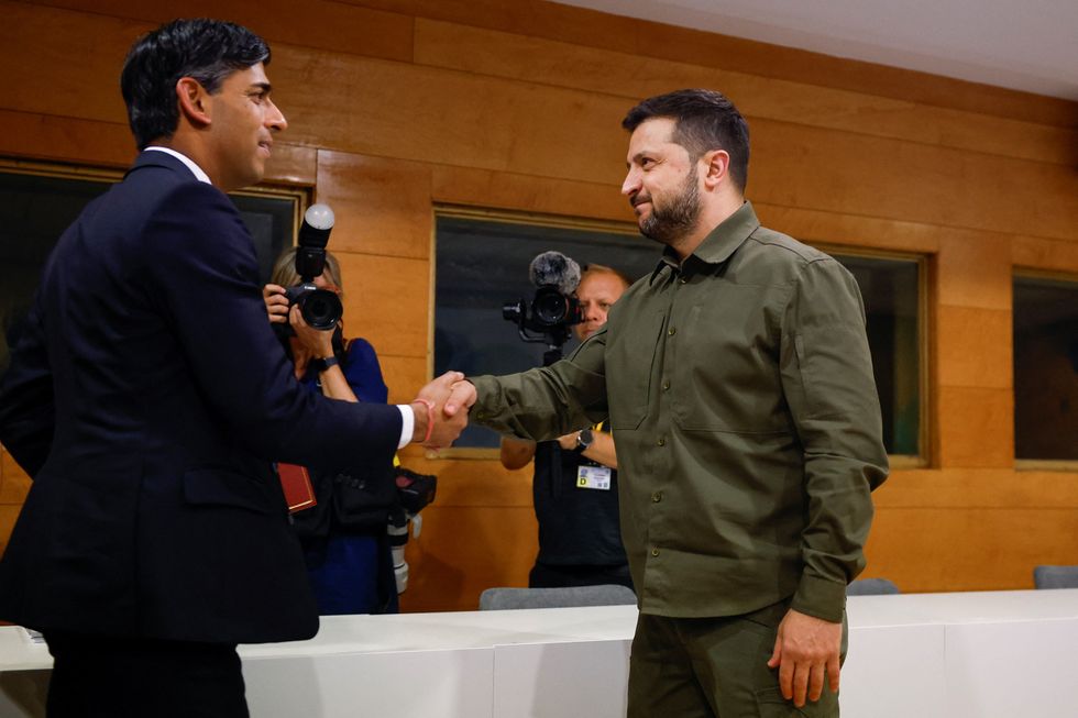 Rishi Sunak and Volodymyr Zelensky shaking hands