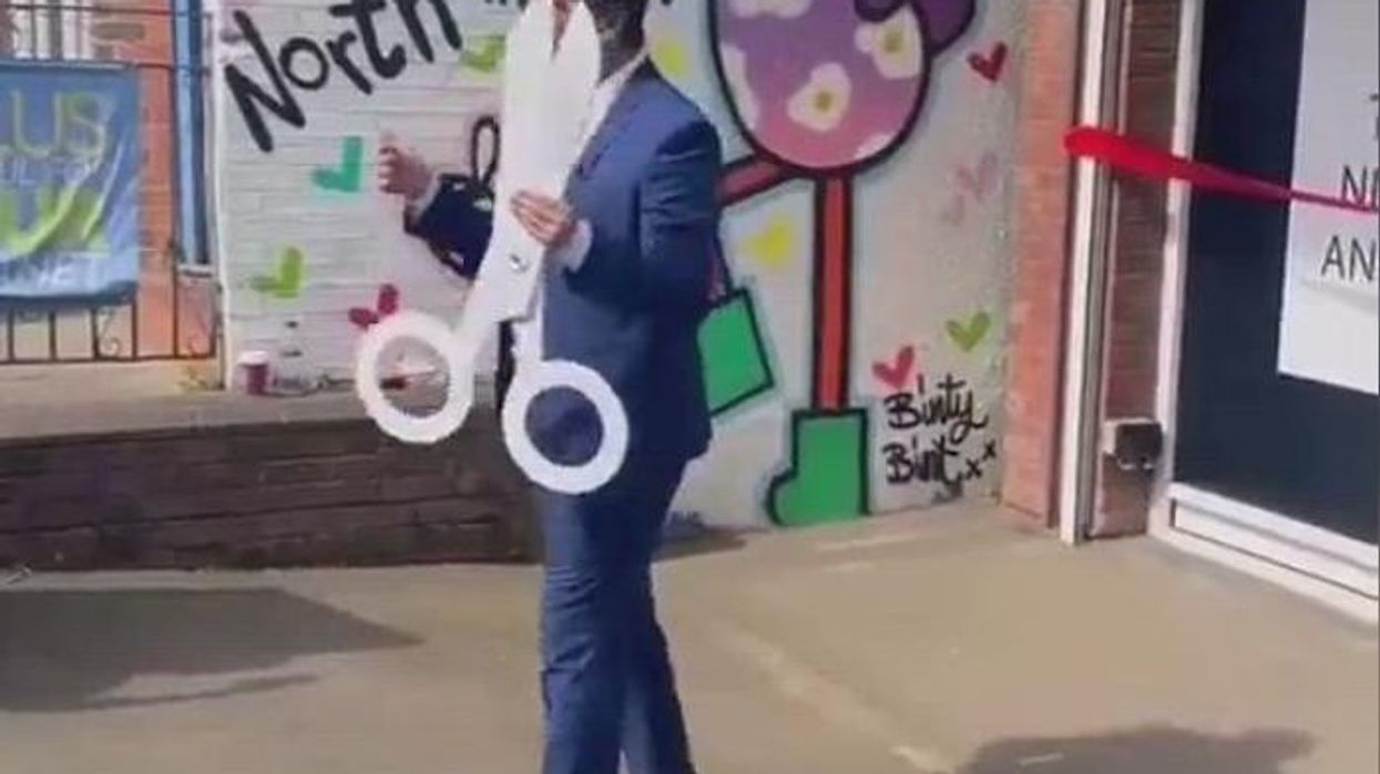 WATCH: Rishi Sunak lookalike EGGED in embarrassing blunder from voter who thought he was the PM