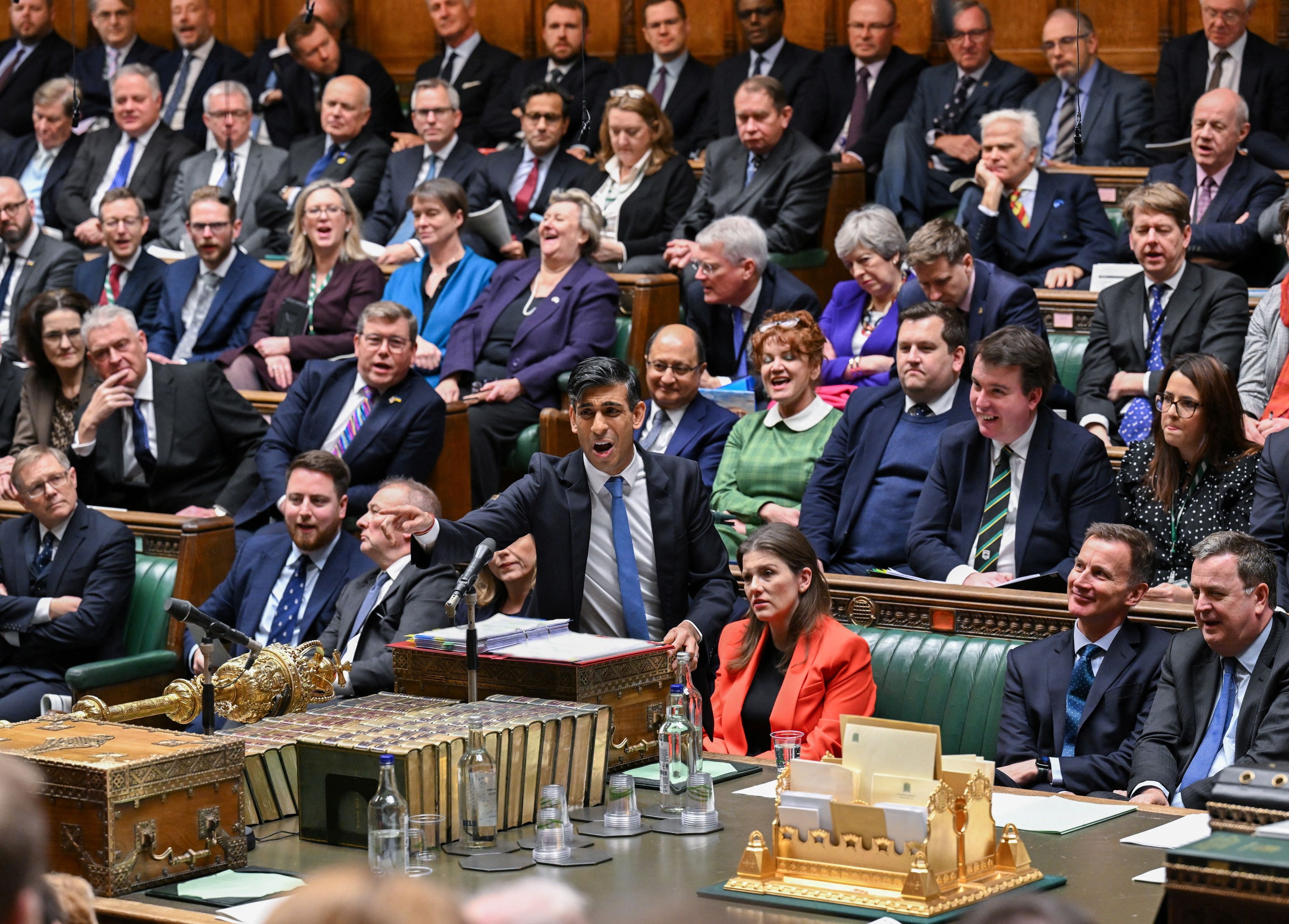 rishi sunak pictured in the house of commons speaking at the dispatch box