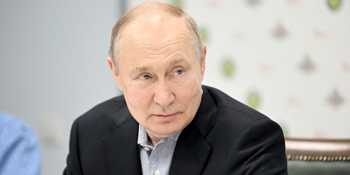 NextImg:Putin's efforts to block Russian defections FAIL as hundreds use army hotline to hand themselves over
