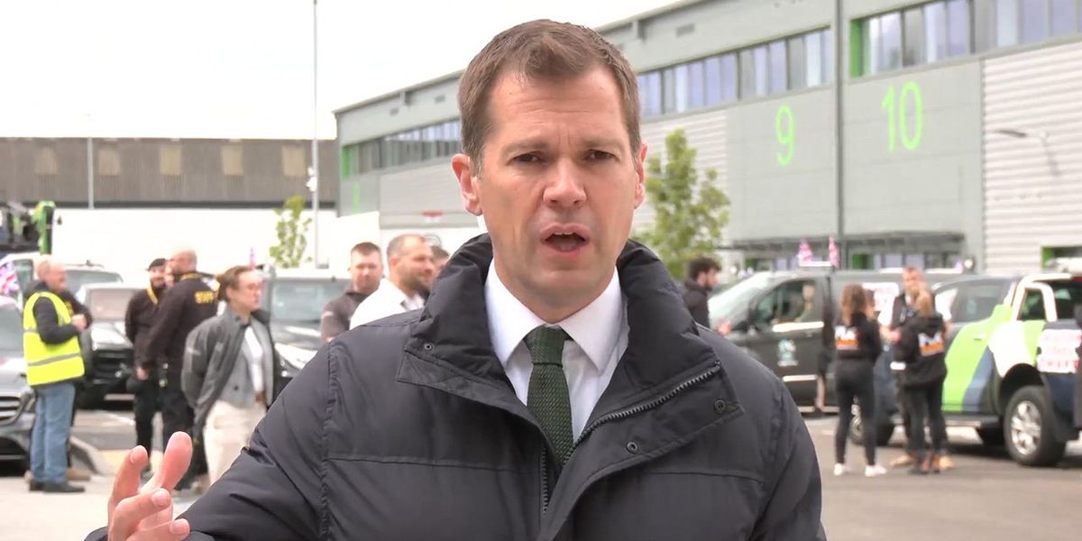 Robert Jenrick slaps down ‘ludicrous’ Nigel Farage jibe by Labour MP on GB News: ‘He’s showing leadership!’ Robert Jenrick slaps down ‘ludicrous’ Nigel Farage jibe by Labour MP on GB News: ‘He’s showing leadership!’