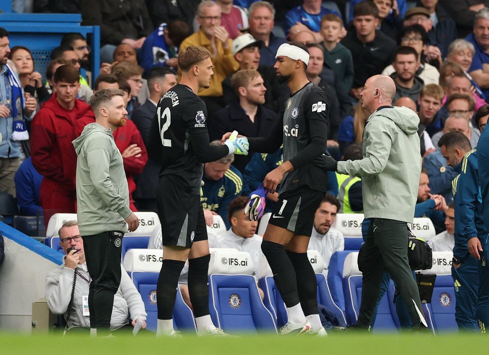 Robert Sanchez foi forçado a abandonar a partida do Chelsea contra o Nottingham Forest após uma colisão com Morgan Gibbs-White
